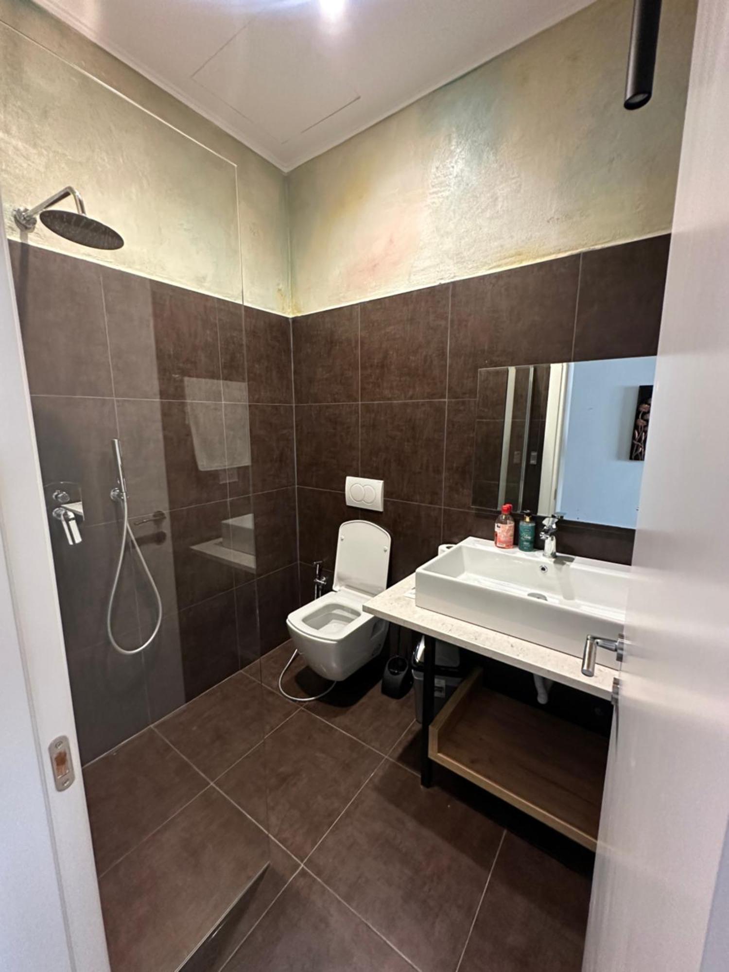 Central Comfort Suites Тирана Экстерьер фото