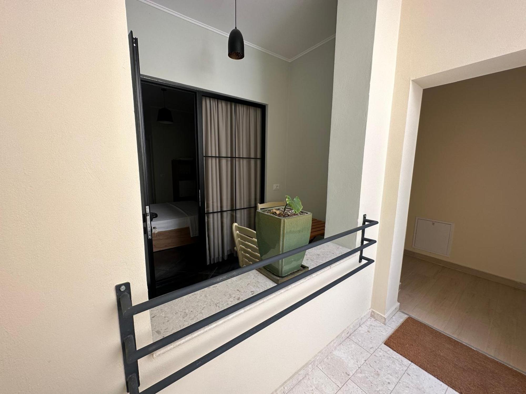 Central Comfort Suites Тирана Экстерьер фото