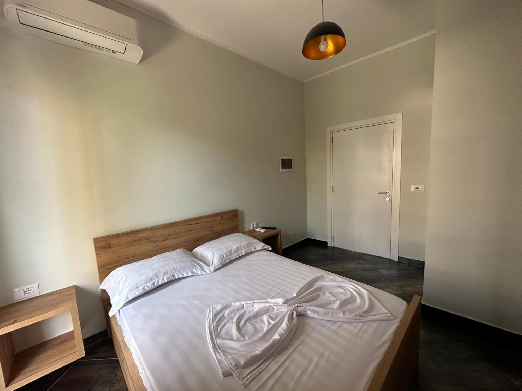Central Comfort Suites Тирана Экстерьер фото