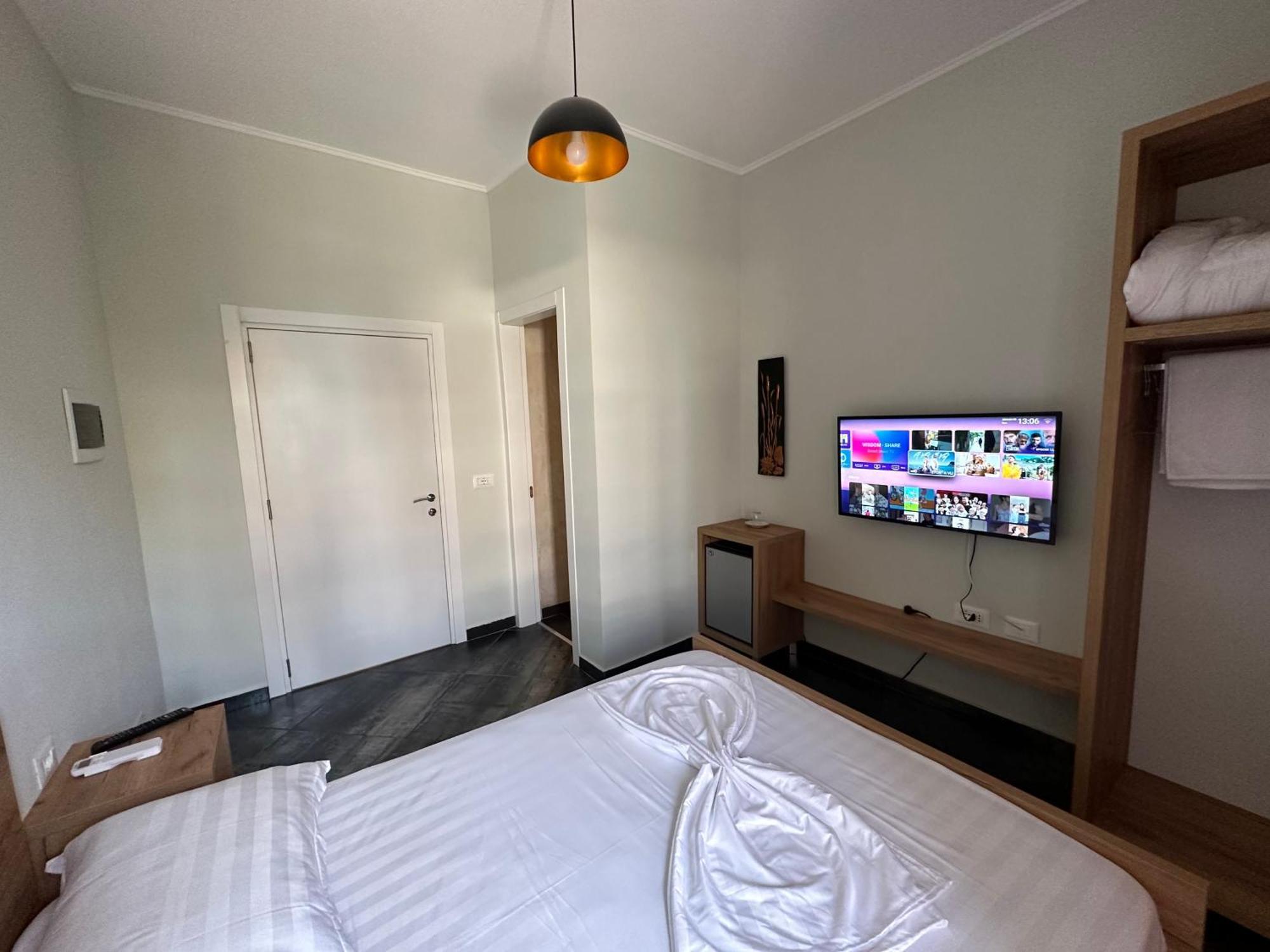 Central Comfort Suites Тирана Экстерьер фото