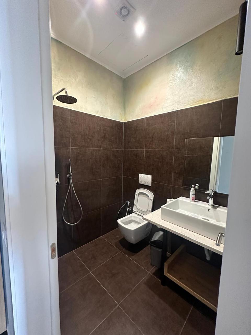 Central Comfort Suites Тирана Экстерьер фото